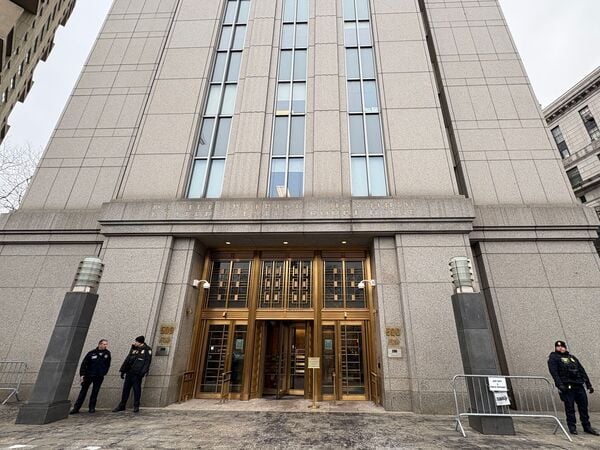05.01.2026, USA, New York: Beamte stehen vor dem Bundesgericht in Manhattan, in das der venezolanische Präsident Nicolas Maduro gebracht wird. Nach seiner Gefangenennahme durch US-Spezialkräfte in Caracas soll Venezuelas autoritärem Präsidenten in den USA der Prozess wegen Drogendelikten gemacht werden. Foto: Zhang Fengguo/XinHua/dpa +++ dpa-Bildfunk +++