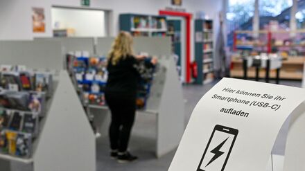 Tee und Lademöglichkeiten für das Handy in der Bibliothek. Im Südwesten von Berlin sind Zehntausende seit Tagen ohne Strom.