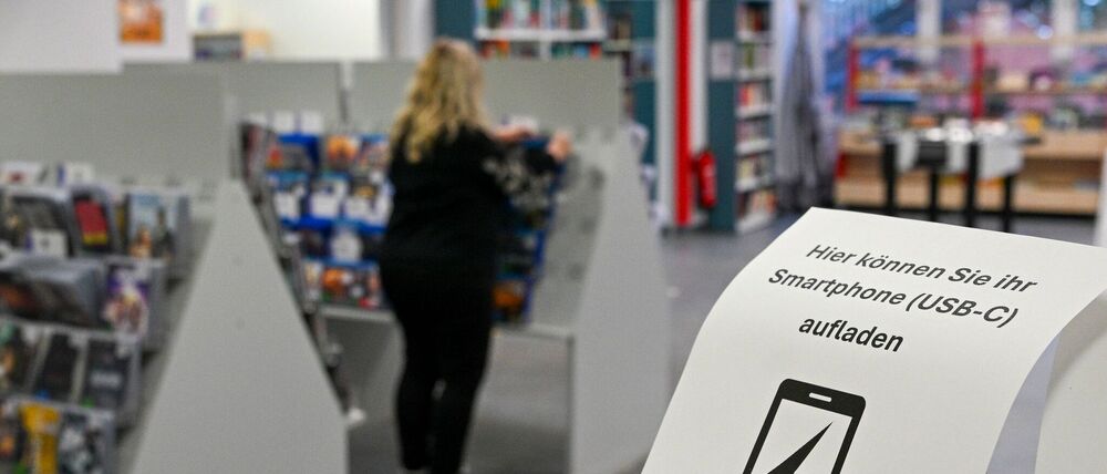 Tee und Lademöglichkeiten für das Handy in der Bibliothek. Im Südwesten von Berlin sind Zehntausende seit Tagen ohne Strom.