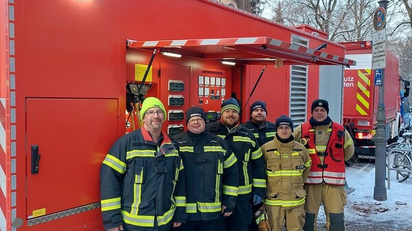 Hauptfeuerwehrmann Daniel Meyer (2.v.l.) mit seinem Trupp von der Freiwilligen Feuerwehr Spenge (NRW) neben ihrem Notstromgenerator während des Stromausfalls in Berlin.