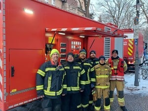 Hauptfeuerwehrmann Daniel Meyer (2.v.l.) mit seinem Trupp von der Freiwilligen Feuerwehr Spenge (NRW) neben ihrem Notstromgenerator während des Stromausfalls in Berlin.