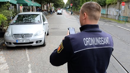 Mitarbeiter des Potsdamer Ordnungsamts bei der Arbeit. 