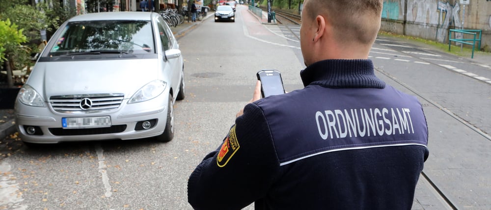 Mitarbeiter des Potsdamer Ordnungsamts bei der Arbeit.