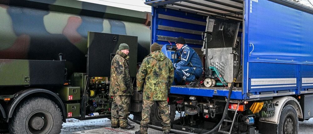 Die Bundeswehr unterstützt das Technische Hilfswerk bei der Betankung mit Diesel, der für Notstromaggregate benötigt wird. 