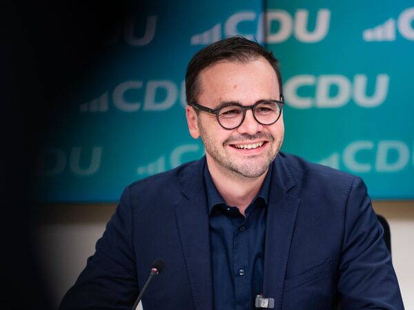 06.01.2026, Brandenburg, Potsdam: Jan Redmann (CDU), Fraktionsvorsitzender in Brandenburg, nimmt an einer Pressekonferenz nach dem Zerbrechen der SPD/BSW-Koalition in Brandenburg teil. Die bundesweit einzige SPD/BSW-Koalition in Brandenburg ist nach mehr als einem Jahr zerbrochen. Foto: Christophe Gateau/dpa +++ dpa-Bildfunk +++