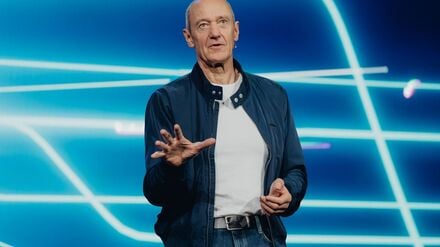 Siemens-CEO Roland Busch kündigt auf der Technikmesse CES 2026 mehrere Initiativen zum KI-Einsatz in der Industrie an.