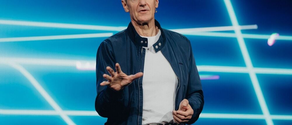 Siemens-CEO Roland Busch kündigt auf der Technikmesse CES 2026 mehrere Initiativen zum KI-Einsatz in der Industrie an.