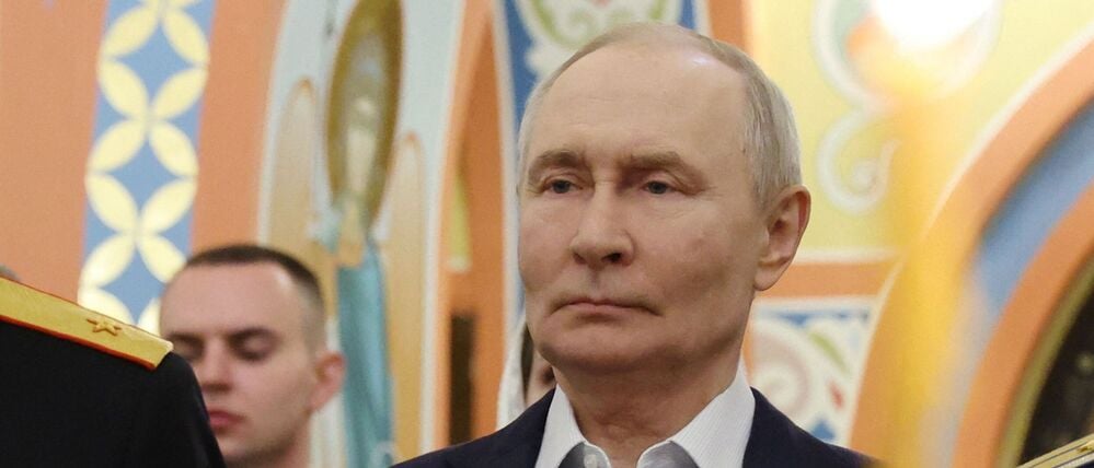 In this pool photograph distributed by Russian state agency Sputnik, Russia's President Vladimir Putin attends a Christmas service at a church in the Moscow Region on January 7, 2026. Orthodox Christians celebrate Christmas on January 7, in the Middle East, Russia and other Orthodox churches that use the old Julian calendar instead of the 17th-century Gregorian calendar adopted by Catholics, Protestants, Greek Orthodox and commonly used in secular life around the world. (Photo by Vyacheslav PROKOFYEV / POOL / AFP)