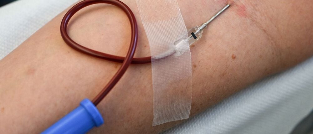 In Berlin und Brandenburg werden laut DRK jeden Werktag zwischen 600 und 800 Blutspenden benötigt. (Archivbild)