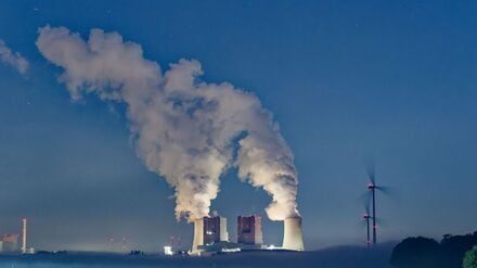 Kondensierter Wasserdampf steigt von den Kühltürmen des Braunkohlekraftwerkes Neurath auf. Das Kraftwerk stößt große Mengen Kohlendioxid aus. (Symbolbild)
