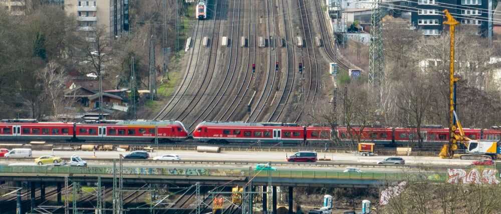 Die Bahngleise unter dem Autobahnkreuz Kaiserberg werden vom 9. Januar bis 6. Februar erneut für vier Wochen gesperrt. (Archivbild)