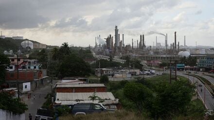 Blick aus dem Viertel El Faro auf die Raffinerie El Palito der venezolanischen staatlichen Erdölgesellschaft PDVSA.