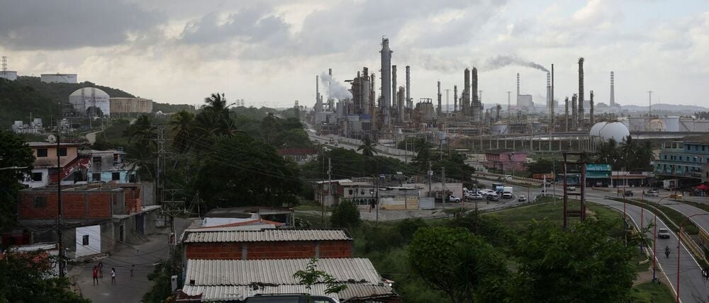 Blick aus dem Viertel El Faro auf die Raffinerie El Palito der venezolanischen staatlichen Erdölgesellschaft PDVSA.