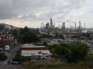 Blick aus dem Viertel El Faro auf die Raffinerie El Palito der venezolanischen staatlichen Erdölgesellschaft PDVSA.