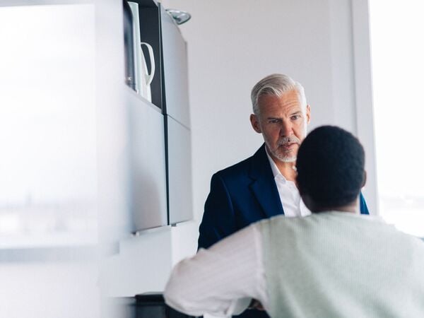 ILLUSTRATION - Auch Führungskräfte können dazu beitragen, dass es im Unternehmen einen bewussten Umgang mit dem Thema Leistungsdruck gibt. (zu dpa: «Leistungsdruck im Job: Wie wir lernen, damit umzugehen») Foto: Zacharie Scheurer/dpa-tmn - Honorarfrei nur für Bezieher des dpa-Themendienstes +++ dpa-Themendienst +++