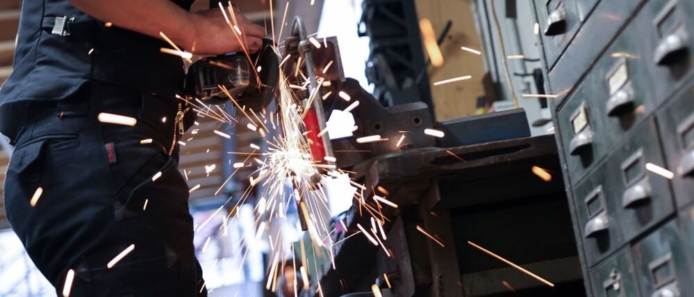 Der Kunde will das eine, der Chef etwas ganz anderes: Das Gefühl, unterschiedliche Erwartungen im Job erfüllen zu müssen, kann Leistungsdruck verstärken.