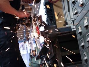 Der Kunde will das eine, der Chef etwas ganz anderes: Das Gefühl, unterschiedliche Erwartungen im Job erfüllen zu müssen, kann Leistungsdruck verstärken.