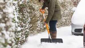 Schieben statt heben: Schnee lässt sich rückenfreundlicher zur Seite schieben, als anzuheben.