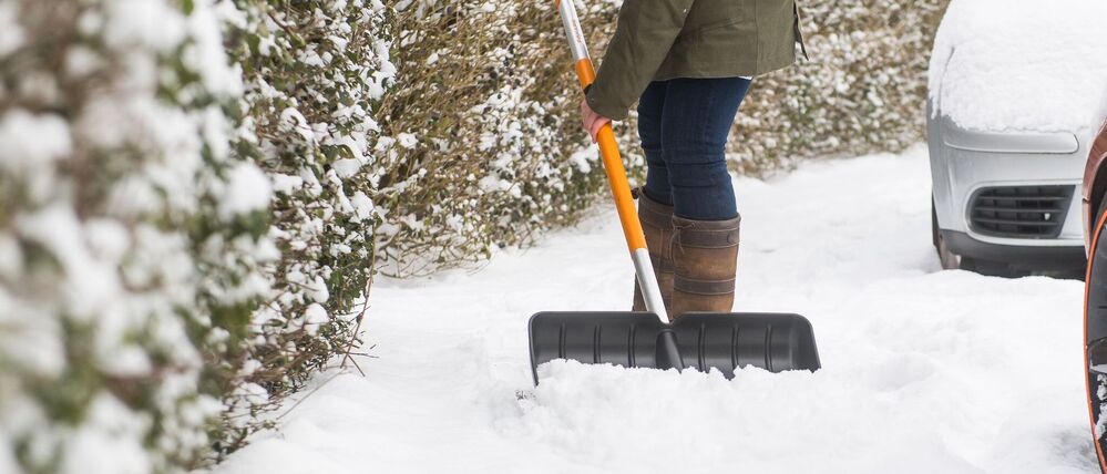 Schieben statt heben: Schnee lässt sich rückenfreundlicher zur Seite schieben, als anzuheben.