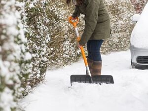 Schieben statt heben: Schnee lässt sich rückenfreundlicher zur Seite schieben, als anzuheben.