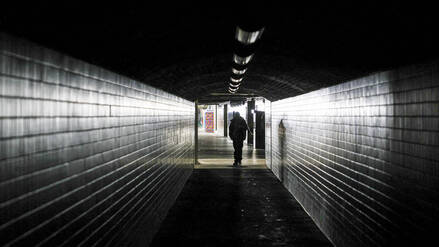 Stromausfall Bahnhof Wannsee, Berlin Zehlendorf. Zehntausende Haushalte sind seit Samstagmorgen im Berliner Südwesten ohne Strom, bei Minusgraden und Schneefall. Grund dafür ist ein Anschlag von Linksextremisten, Vulkangruppe. Berlin 04.01.2026 Stromausfall nach Anschlag im Südwesten von Berlin