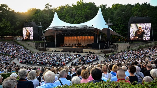 Daniel Barenboim dirigiert das West-Eastern Divan Orchestra ** NUR FÜR REDAKTIONELLE ZWECKE ** EDITORIAL USE ONLY **<p>Daniel Barenboim dirigiert das West-Eastern Divan Orchestra. Barenboim hatte im Februar eine Parkinson-Erkrankung öffentlich gemacht. Das Orchester tritt in der Waldbühne gemeinsam mit dem Pianisten Lang Lang auf, fotografiert am 10.August 2025 in Berlin. Berlin Berlin Berlin Copyright: MaurizioxGambarini