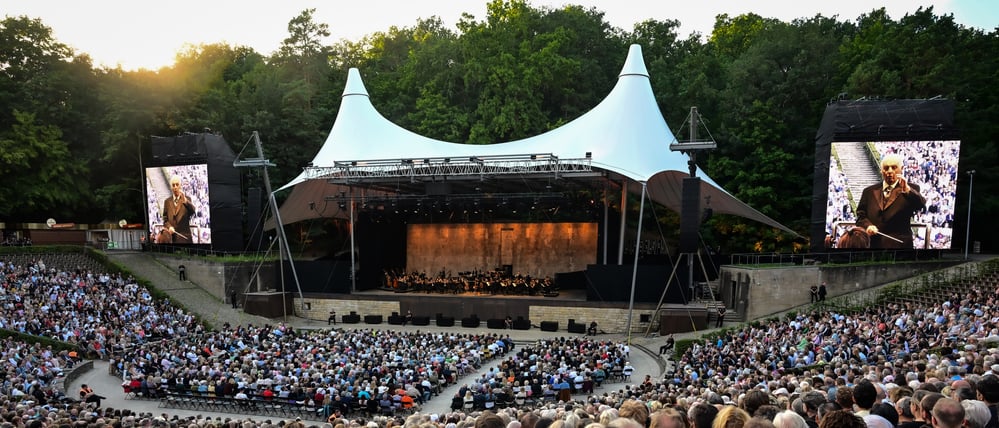 Daniel Barenboim dirigiert das West-Eastern Divan Orchestra ** NUR FÜR REDAKTIONELLE ZWECKE ** EDITORIAL USE ONLY **<p>Daniel Barenboim dirigiert das West-Eastern Divan Orchestra. Barenboim hatte im Februar eine Parkinson-Erkrankung öffentlich gemacht. Das Orchester tritt in der Waldbühne gemeinsam mit dem Pianisten Lang Lang auf, fotografiert am 10.August 2025 in Berlin. Berlin Berlin Berlin Copyright: MaurizioxGambarini