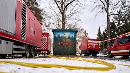 06.01.2026, Berlin: Die Feuerwehr aus dem Kreis Steinfurt mit ihren Stromerzeugern vom Typ Polyma 250 kVA ist zur Unterstützung nach Berlin angefordert, nachdem dort im Südwesten tagelang der Strom ausgefallen ist. (zu dpa: «Throm unzufrieden mit Ermittlungen zu Linksextremismus») Foto: Michael Ukas/dpa +++ dpa-Bildfunk +++