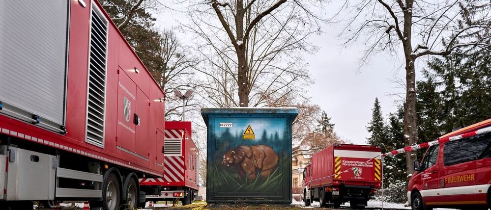 06.01.2026, Berlin: Die Feuerwehr aus dem Kreis Steinfurt mit ihren Stromerzeugern vom Typ Polyma 250 kVA ist zur Unterstützung nach Berlin angefordert, nachdem dort im Südwesten tagelang der Strom ausgefallen ist. (zu dpa: «Throm unzufrieden mit Ermittlungen zu Linksextremismus») Foto: Michael Ukas/dpa +++ dpa-Bildfunk +++