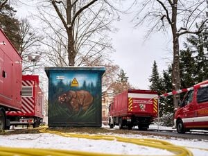 06.01.2026, Berlin: Die Feuerwehr aus dem Kreis Steinfurt mit ihren Stromerzeugern vom Typ Polyma 250 kVA ist zur Unterstützung nach Berlin angefordert, nachdem dort im Südwesten tagelang der Strom ausgefallen ist. (zu dpa: «Throm unzufrieden mit Ermittlungen zu Linksextremismus») Foto: Michael Ukas/dpa +++ dpa-Bildfunk +++