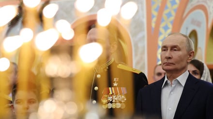Der russische Präsident Wladimir Putin nimmt in Begleitung von Militärangehörigen und deren Familienangehörigen an der orthodoxen Weihnachtsliturgie in der Kirche des Großmärtyrers St. Georg des Siegers in Solnechnogorsk in der Region Moskau teil. 