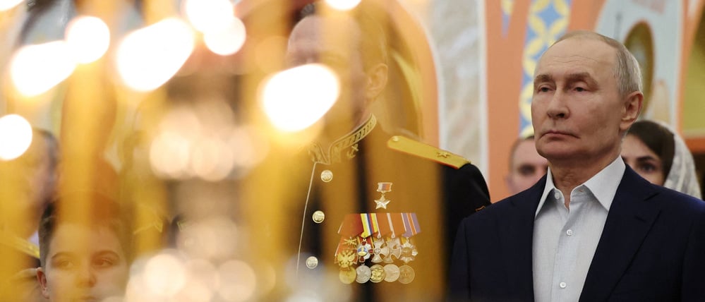 Der russische Präsident Wladimir Putin nimmt in Begleitung von Militärangehörigen und deren Familienangehörigen an der orthodoxen Weihnachtsliturgie in der Kirche des Großmärtyrers St. Georg des Siegers in Solnechnogorsk in der Region Moskau teil. 