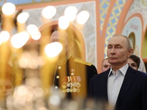 Der russische Präsident Wladimir Putin nimmt in Begleitung von Militärangehörigen und deren Familienangehörigen an der orthodoxen Weihnachtsliturgie in der Kirche des Großmärtyrers St. Georg des Siegers in Solnechnogorsk in der Region Moskau teil. 