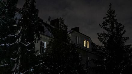 In der Folge des mutmaßlich linksextremistisch motivierten Brandanschlags waren am Samstagmorgen zunächst 45.000 Haushalte und 2.200 Unternehmen ohne Strom.