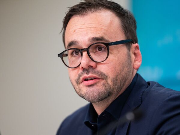 06.01.2026, Brandenburg, Potsdam: Jan Redmann (CDU), Fraktionsvorsitzender in Brandenburg, spricht bei einer Pressekonferenz nach dem Zerbrechen der SPD/BSW-Koalition in Brandenburg. Die bundesweit einzige SPD/BSW-Koalition in Brandenburg ist nach mehr als einem Jahr zerbrochen. Foto: Christophe Gateau/dpa +++ dpa-Bildfunk +++