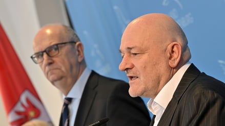 Brandenburgs Ministerpräsident Dietmar Woidke (SPD, l.) und Finanzminister Robert Crumbach.