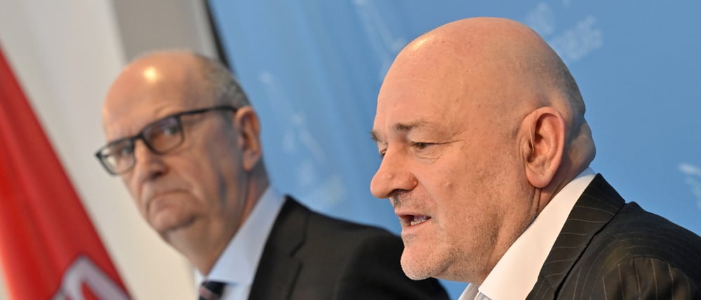 Brandenburgs Ministerpräsident Dietmar Woidke (SPD, l.) und Finanzminister Robert Crumbach.