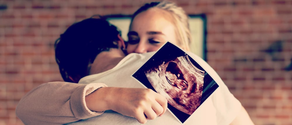 Pärchen mit Ultraschall-Foto.