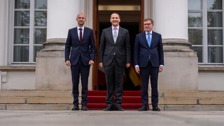 Johann Wadephul (r., CDU), Außenminister, steht neben seinen Amtskollegen aus Polen Radoslaw Sikorski (M.) und Frankreich Jean-Noel Barrot im Rahmen des Treffens im Format des Weimarer Dreiecks. Bei seinem Besuch in Polen nimmt Wadephul auch am Warschauer Sicherheitsforum teil.