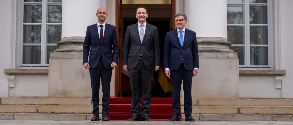 Johann Wadephul (r., CDU), Außenminister, steht neben seinen Amtskollegen aus Polen Radoslaw Sikorski (M.) und Frankreich Jean-Noel Barrot im Rahmen des Treffens im Format des Weimarer Dreiecks. Bei seinem Besuch in Polen nimmt Wadephul auch am Warschauer Sicherheitsforum teil. 
