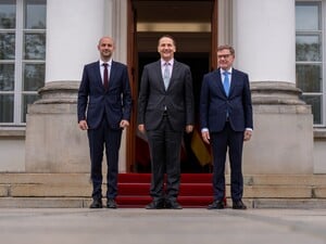 Johann Wadephul (r., CDU), Außenminister, steht neben seinen Amtskollegen aus Polen Radoslaw Sikorski (M.) und Frankreich Jean-Noel Barrot im Rahmen des Treffens im Format des Weimarer Dreiecks. Bei seinem Besuch in Polen nimmt Wadephul auch am Warschauer Sicherheitsforum teil. 