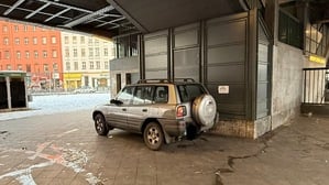 Dieses Auto steht seit Wochen am Kottbusser Tor.