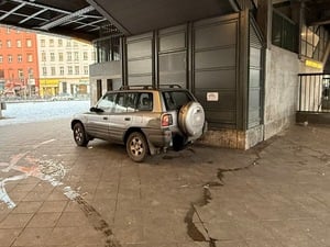 Dieses Auto steht seit Wochen am Kottbusser Tor.