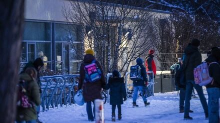 Kinder werden von ihren Eltern zur Mühlenau Schule gebracht. Wegen eines Stromausfalls hat die Schule zur Notbetreuung geöffnet.