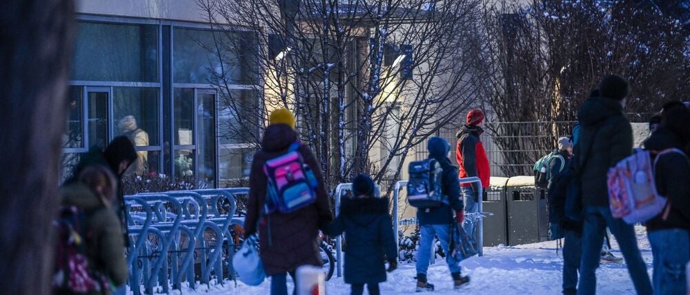 Kinder werden von ihren Eltern zur Mühlenau Schule gebracht. Wegen eines Stromausfalls hat die Schule zur Notbetreuung geöffnet. 