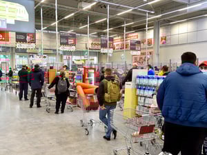 Lange Schlangen an den Kassen eines Baumarkts.