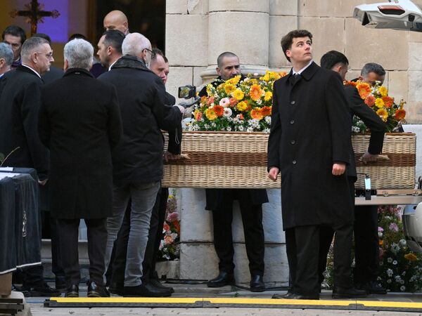 dpatopbilder - 07.01.2026, Frankreich, Saint-Tropez: Der Sarg der Schauspielerin Brigitte Bardot wird zur Trauerfeier in die Kirche Notre-Dame de l'Assomption getragen. Foto: Philippe Magoni/AP/dpa +++ dpa-Bildfunk +++