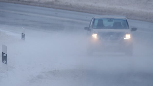 Am Freitag werden in Deutschland verbreitet Schneeverwehungen erwartet – entsprechend ist mit Behinderungen im Verkehr zu rechnen.