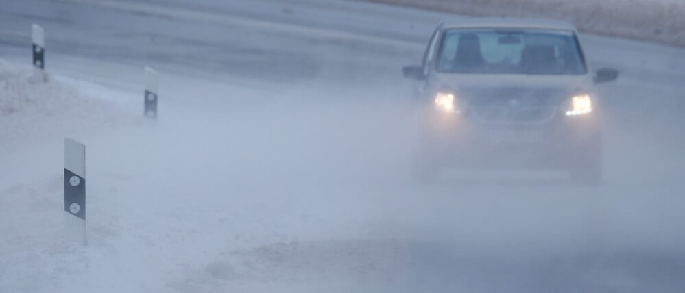 Am Freitag werden in Deutschland verbreitet Schneeverwehungen erwartet – entsprechend ist mit Behinderungen im Verkehr zu rechnen.