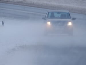 Am Freitag werden in Deutschland verbreitet Schneeverwehungen erwartet – entsprechend ist mit Behinderungen im Verkehr zu rechnen.